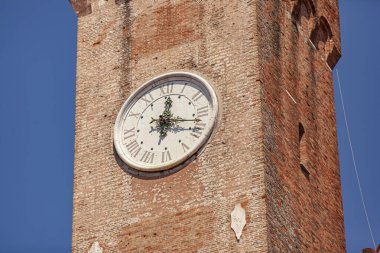 İtalya Treviso 'da güneşli bir günde saat kulesi veya İtalyanca Torre Civica