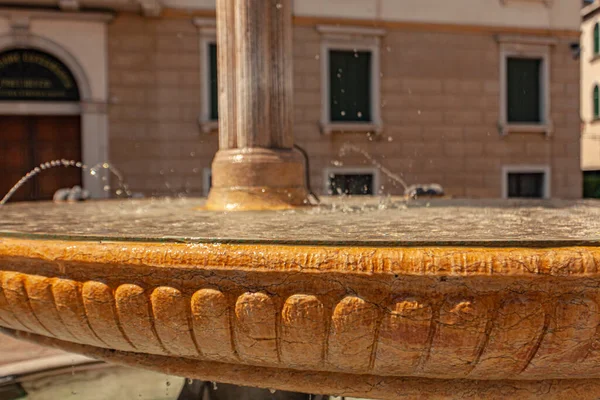 Oude Marmeren Fontein Met Water Het Historische Centrum Van Treviso — Stockfoto