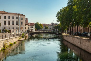 İtalya 'nın Treviso kentindeki Buranelli nehrinin manzarası güneşli bir günde
