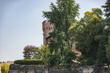 İtalya 'nın Treviso şehrinin kalesi etrafını çevreleyen ağaçlar tarafından filtrelenmiştir.