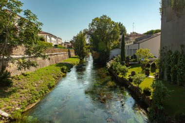 İtalya 'nın Treviso kentindeki Buranelli nehrinin güneşli bir günde ağaçlarla manzarası