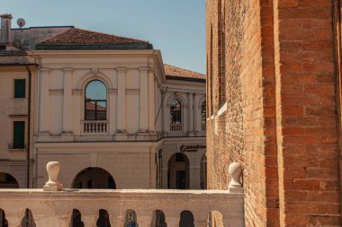 TREVISO, İTALYA 13 AĞUSTOS 2020: İtalya, Treviso 'daki Palazzo dei Trecento' nun tırabzanının ayrıntıları