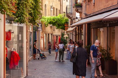 TREVISO, İTALYA 13 AĞUSTOS 2020: İtalya 'daki Treviso geçidinde yürüyen insanlar