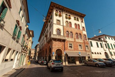 TREVISO, İTALYA 13 AĞUSTOS 2020: İtalya 'nın Treviso şehir merkezinde atari salonlu tarihi binalar