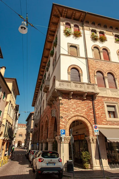 トレヴィーゾ イタリア2020年8月13日 イタリアのトレヴィーゾ市内中心部にアーケードを持つ歴史的建造物 — ストック写真