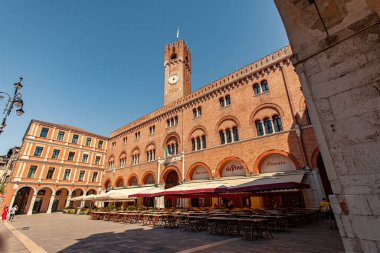 TREVISO, İTALYA 13 AĞUSTOS 2020: Piazza dei Signori, Treviso, İtalya