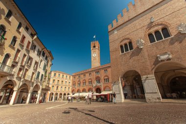 TREVISO, İTALYA 13 AĞUSTOS 2020: Piazza dei Signori, Treviso, İtalya