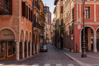 TREVISO, İTALYA 13 AĞUSTOS 2020: İtalya 'nın Treviso kentinin ana caddelerinden biri olan Calamaggiore' nin manzarası