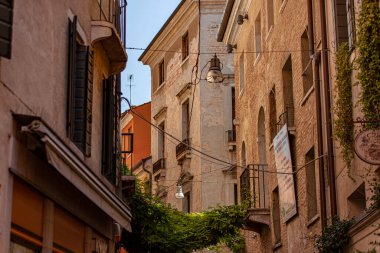 TREVISO, İtalya 13 AĞUSTOS 2020: Treviso, İtalya 'daki eski bir binanın mimari ayrıntıları