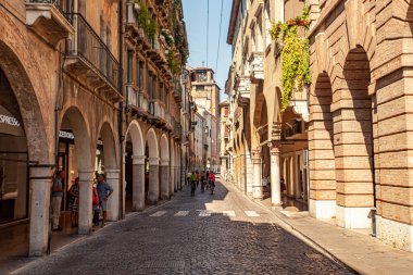 TREVISO, İTALYA 13 AĞUSTOS 2020: İtalya 'nın Treviso kentinin ana caddelerinden biri olan Calamaggiore' nin manzarası