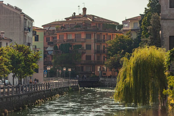 Treviso Włochy Serca 2020 Widok Kanału Buranelli Treviso Włoszech Słoneczny — Zdjęcie stockowe