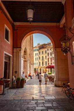 TREVISO, İTALYA 13 AĞUSTOS 2020: Treviso 'daki Piazza dei signori' de insanlar geçerken