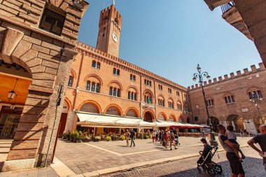 TREVISO, İTALYA 13 AĞUSTOS 2020: Piazza dei Signori, Treviso, İtalya