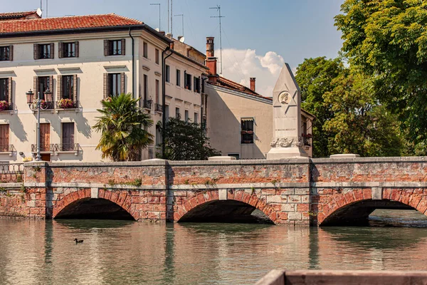 TREVISO, İTALYA 13 AĞUSTOS 2020: Güneşli bir günde Treviso, İtalya 'da Buranelli kanal manzarası