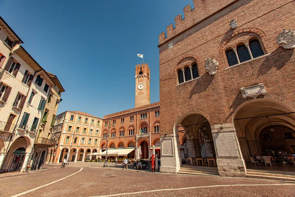 TREVISO, İTALYA 13 AĞUSTOS 2020: Piazza dei Signori, Treviso, İtalya