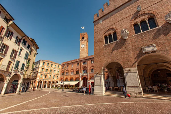 TREVISO, İTALYA 13 AĞUSTOS 2020: Piazza dei Signori, Treviso, İtalya