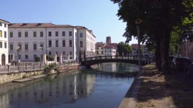 Treviso 'da köprüsü olan Buranelli Nehri manzarası