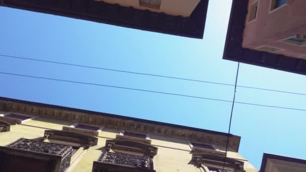 Scatto rotante dal basso dei dettagli architettonici a Treviso — Video Stock