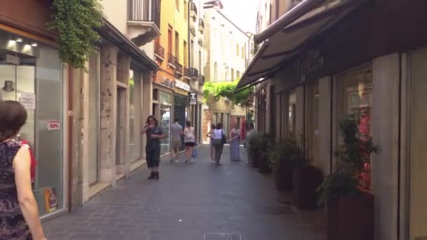 Persone che camminano nel vicolo di Treviso in Italia 3 — Video Stock