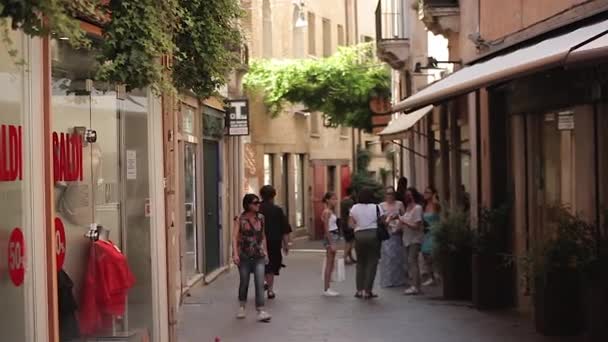 Personnes marchant dans la ruelle de Trévise en Italie — Video