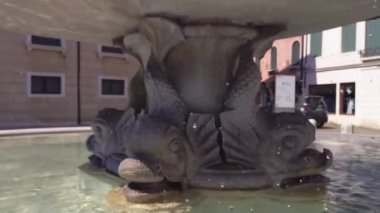 Treviso 2 'deki eski mermer çeşme.