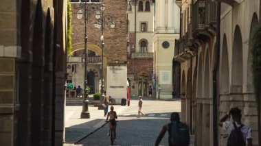 Treviso 2 'nin ana caddesinden Calamaggiore' nin insan yürüyüşü manzarası.