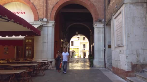 Arkády na Piazza dei signori v Trevisu s lidmi procházejícími — Stock video