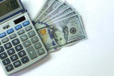 Beyaz arkaplanda dolar ve hesap makinesi