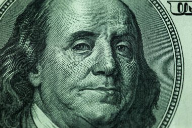 Benjamin Franklin 'in yüz dolarlık banknota bakışları. Benjamin Franklin makro portresi Amerikan doları banknotu veya banknotu