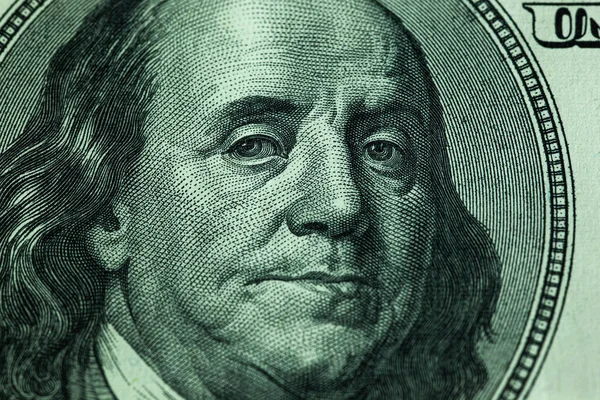 Benjamin Franklin Patrzy Banknot Studolarowy Makroportret Benjamina Franklina Banknot Lub — Zdjęcie stockowe