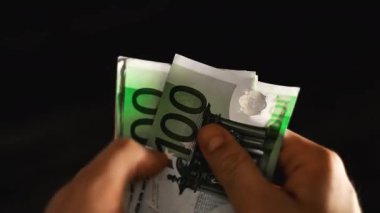 Avro banknotlarını sayıyorum.