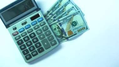 Hesap makinesiyle dolar banknotları sayılıyor