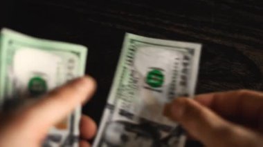 Masa başı banknotları saymak ve yatırmak.