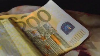 9. masadaki lüks banknotlar.