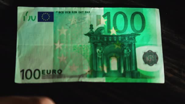 Cent euros et loupe. Voir un billet de papier à travers une loupe — Video