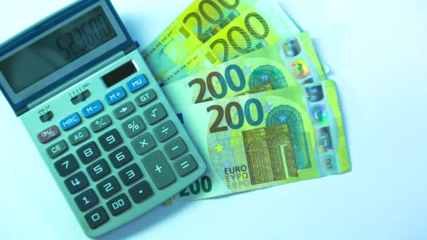 Het tellen van eurobankbiljetten met rekenmachine 2 — Stockvideo