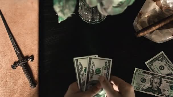 Contagem de notas de dólar num balcão de luxo — Vídeo de Stock