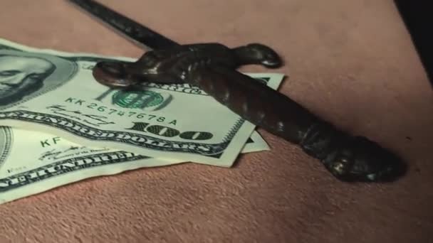 Dollarnoten auf einem Luxus-Schreibtisch 10 — Stockvideo