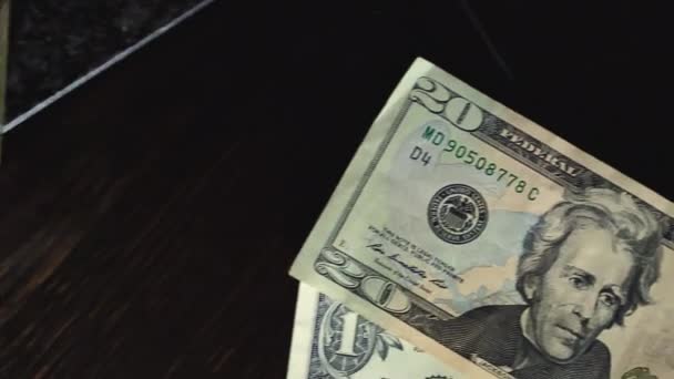 Lüks bir masada 7 dolarlık banknotlar. — Stok video