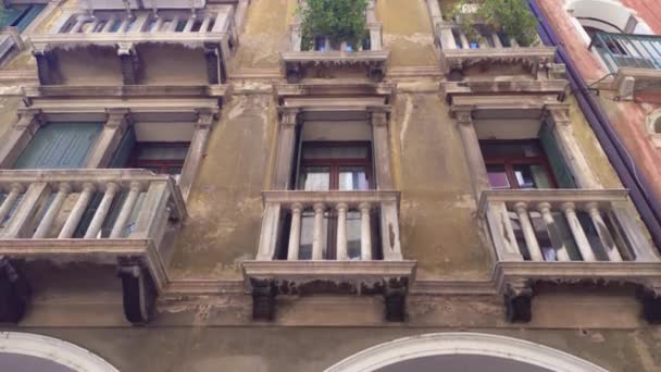 Detail of balcony and windows in a historical building in Treviso — Stock Video