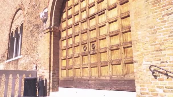 Door of Palazzo dei trecento in Treviso in Italy — Stock Video
