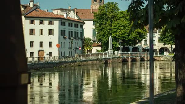 Widok na rzekę Buranelli w Treviso we Włoszech po południu — Wideo stockowe