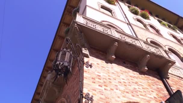 Detalhe da arquitetura de um edifício antigo em Treviso — Vídeo de Stock