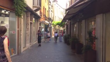 İtalya 'da Treviso Caddesi' nde yürüyen insanlar