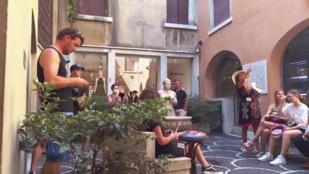 Fontana delle tette mit Touristen in Treviso in Italien — Stockvideo