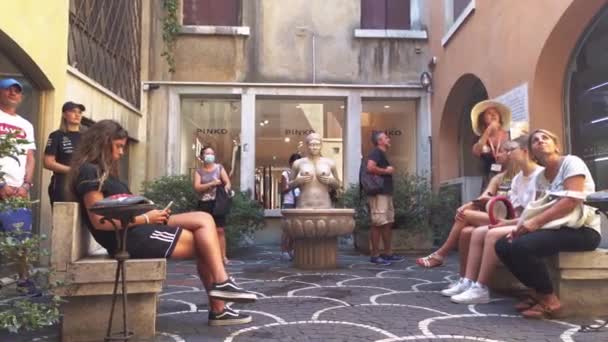 Fontana delle tette with tourists in Treviso in Italy 2 — 图库视频影像