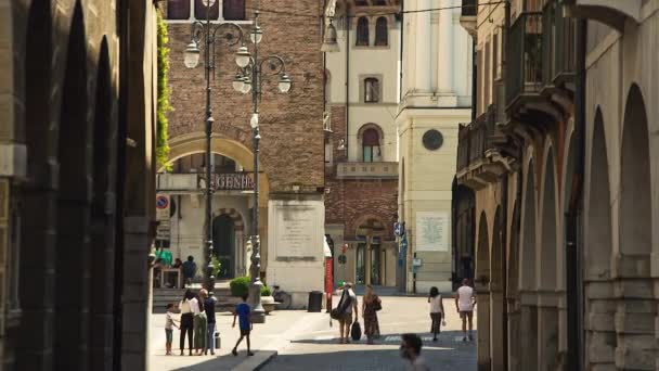 Pemandangan Calamaggiore dengan peolple walking, salah satu jalan utama di Treviso — Stok Video