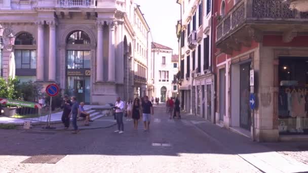 Gente caminando en el callejón de Treviso en Italia — Vídeos de Stock