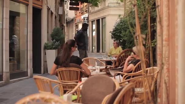 People sitted at the bar outdoor 2 — Stock Video