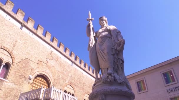 Statua dell 'indipendenza in Treviso in Italy — Stock video